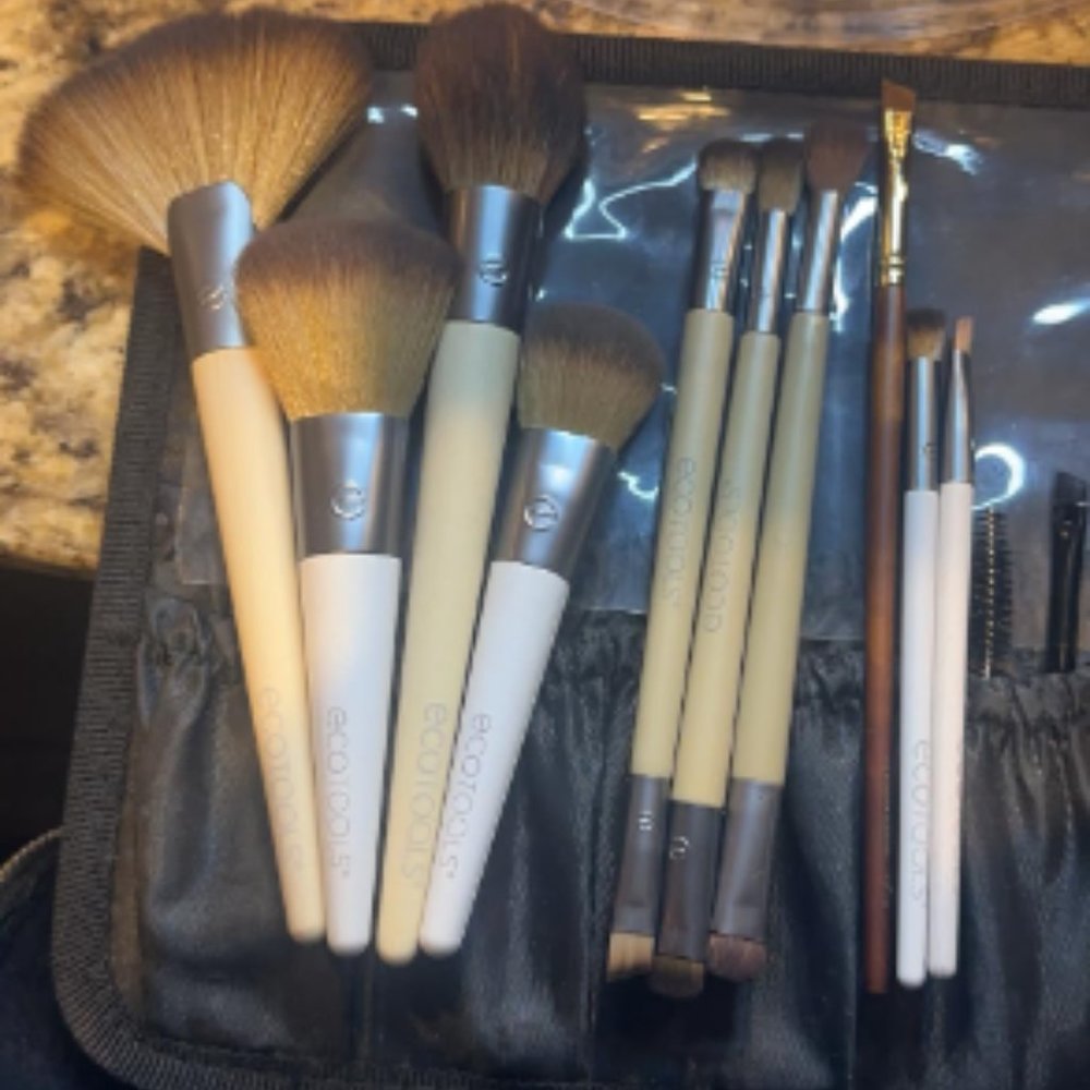 New On-The-Go Makeup Brush Kit, Travel-Friendly Brush Set, Convenient.